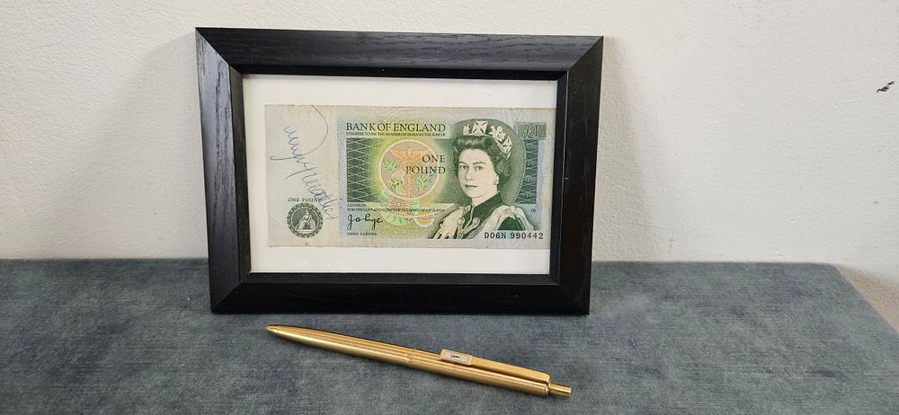 Lot 448: Johnny Mathis signed/ autographed £1 note in black...