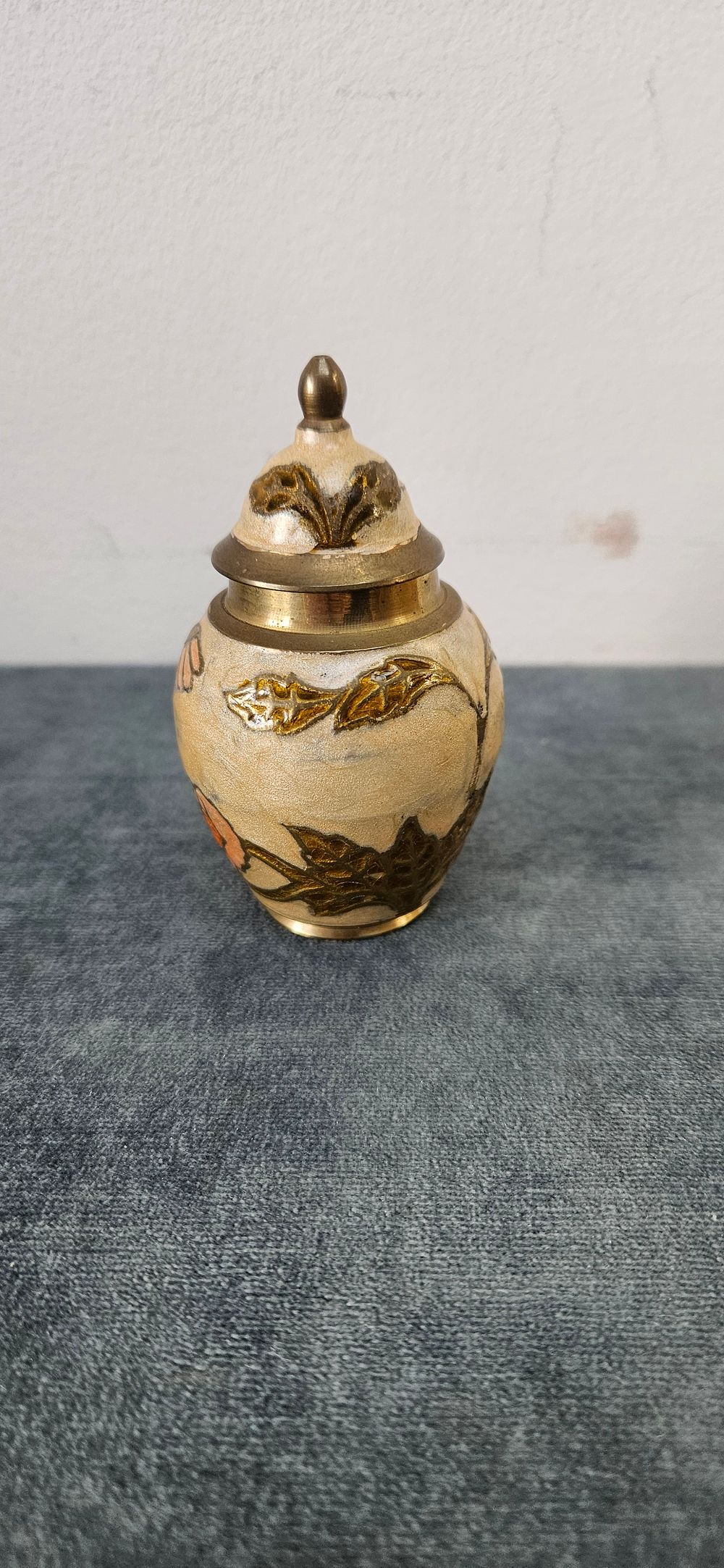 Lot 449: Small cloisonne style pot