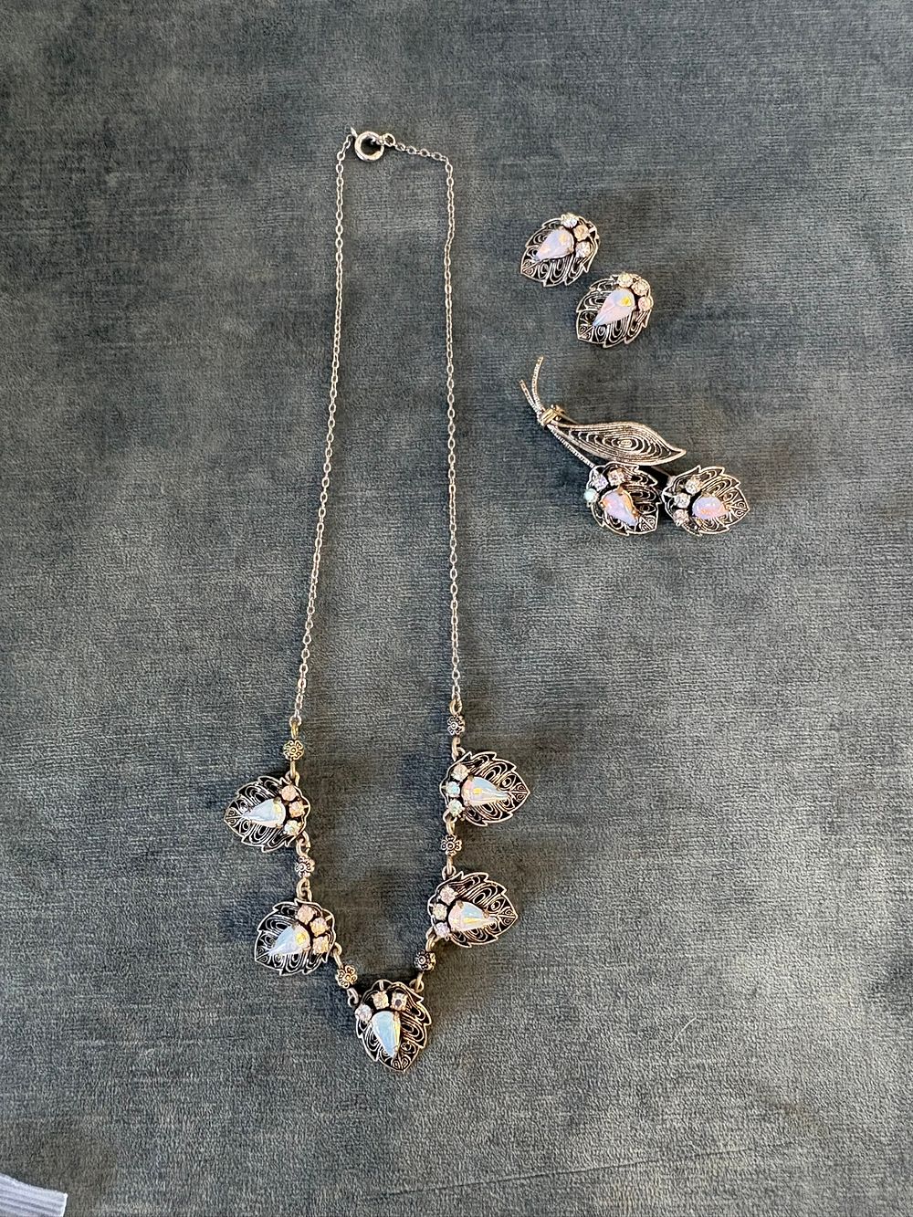 Lot 502: Costume jewellery necklace, earrings and brooch