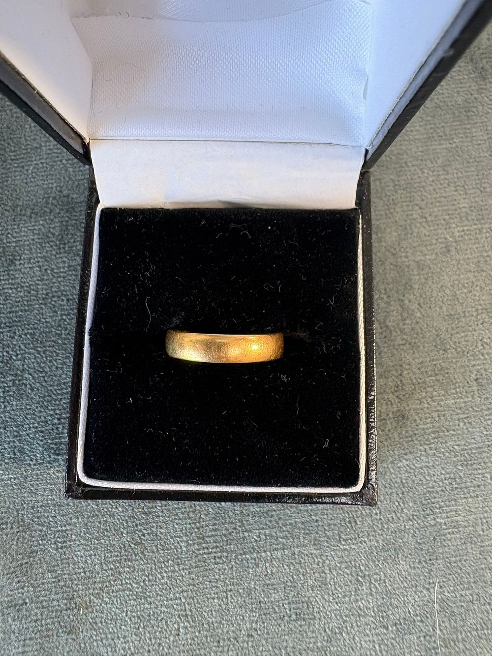Lot 504: Gold wedding band