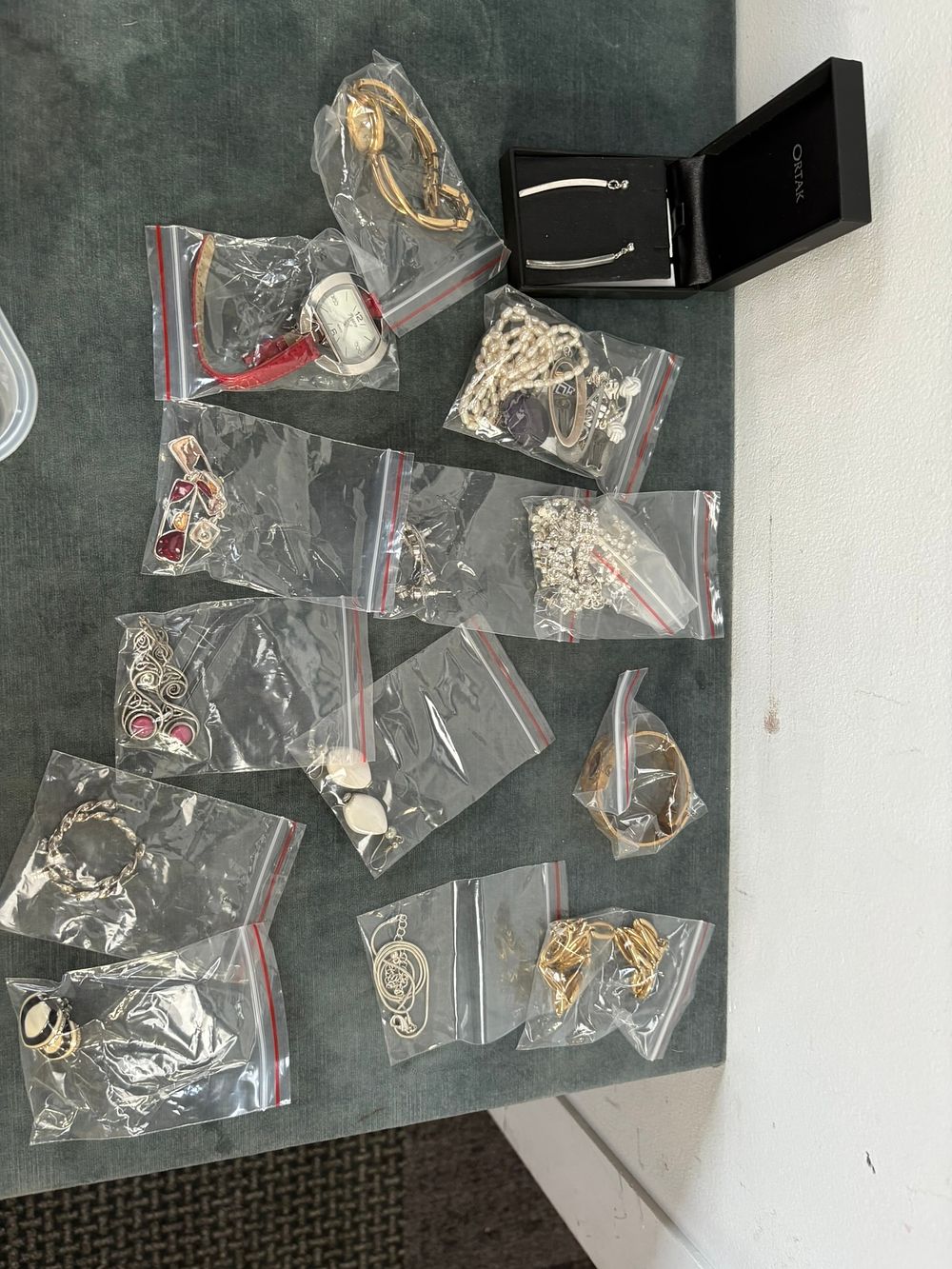 Lot 513: Assorted costume jewellery and watches