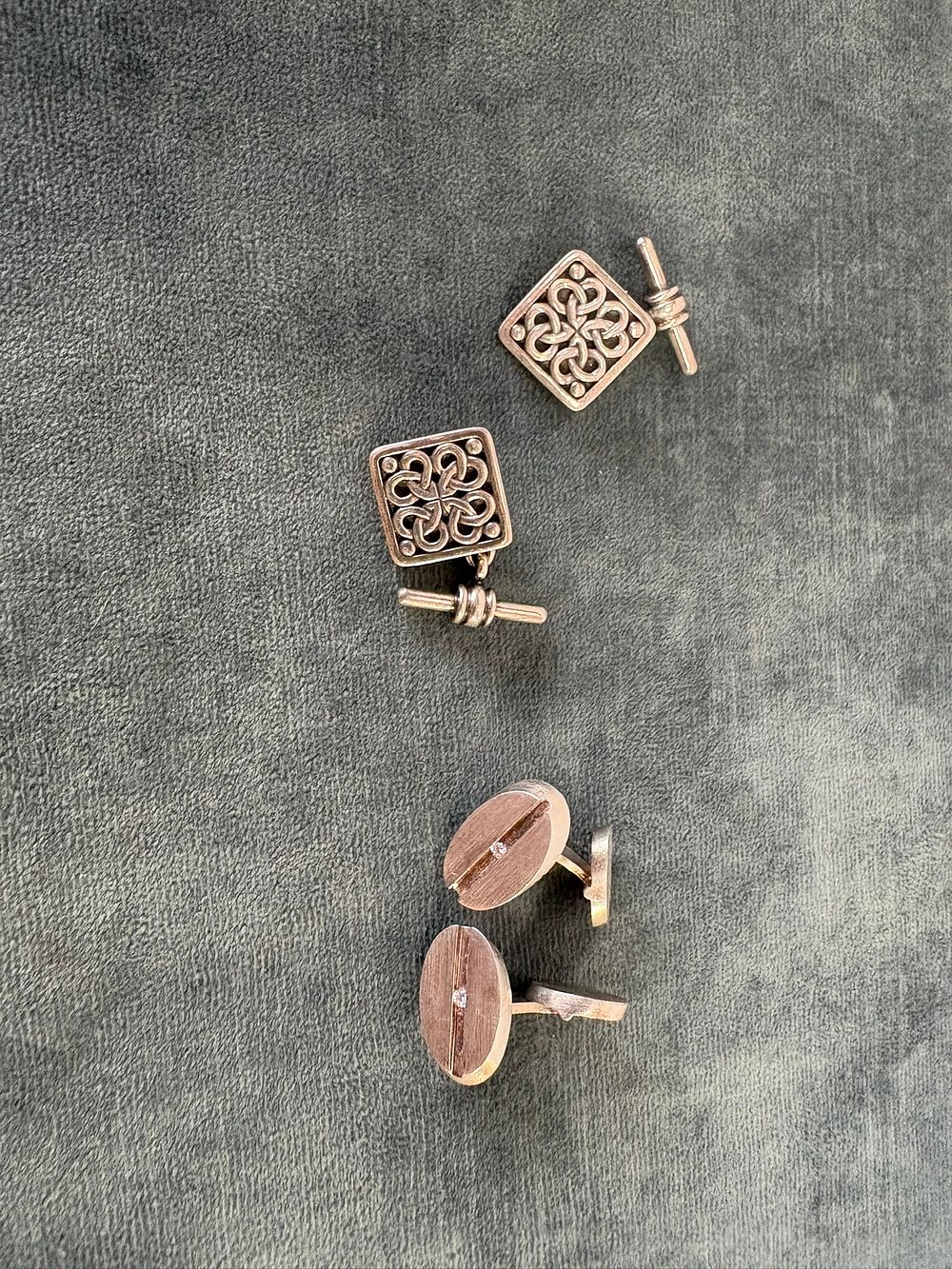 Lot 514: 2 x Pairs of silver hallmarked cufflinks