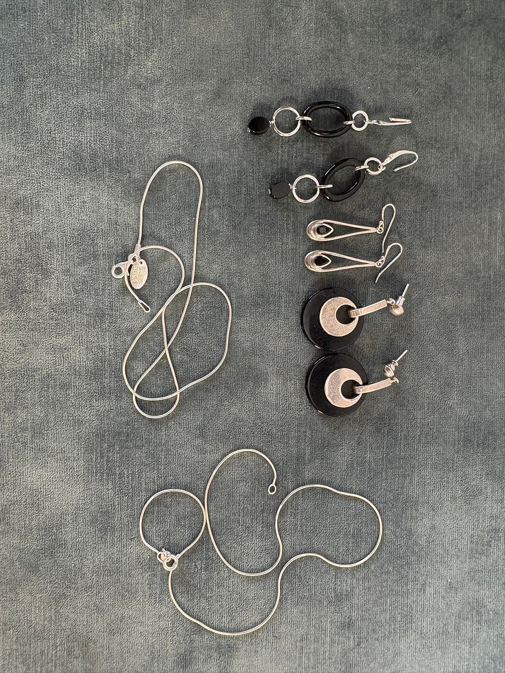 Lot 515: 3 x Silver earrings and two silver necklaces