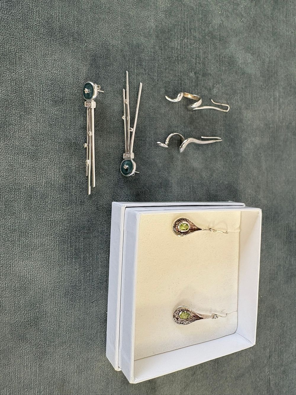 Lot 516: 3 x Pairs of silver hallmarked earrings