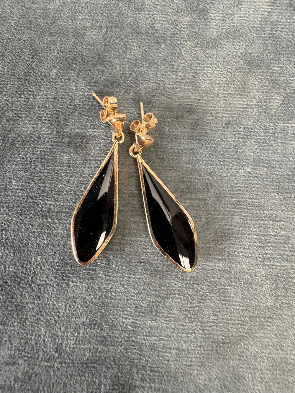 Lot 522: Pair of 9ct yellow gold and black stone...