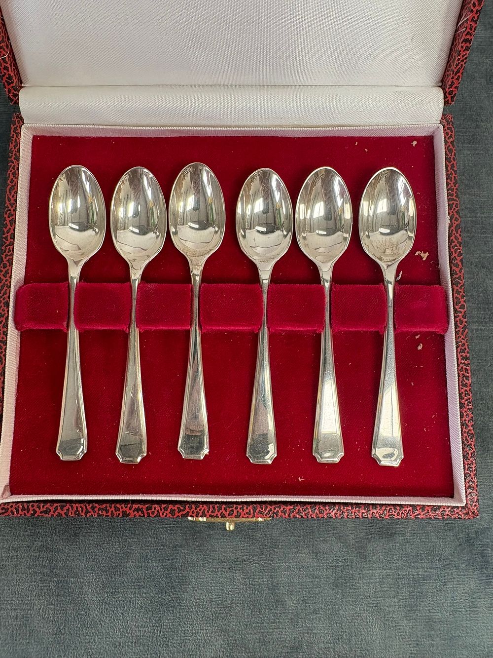 Lot 535: Boxed set of six silver hallmarked spoons