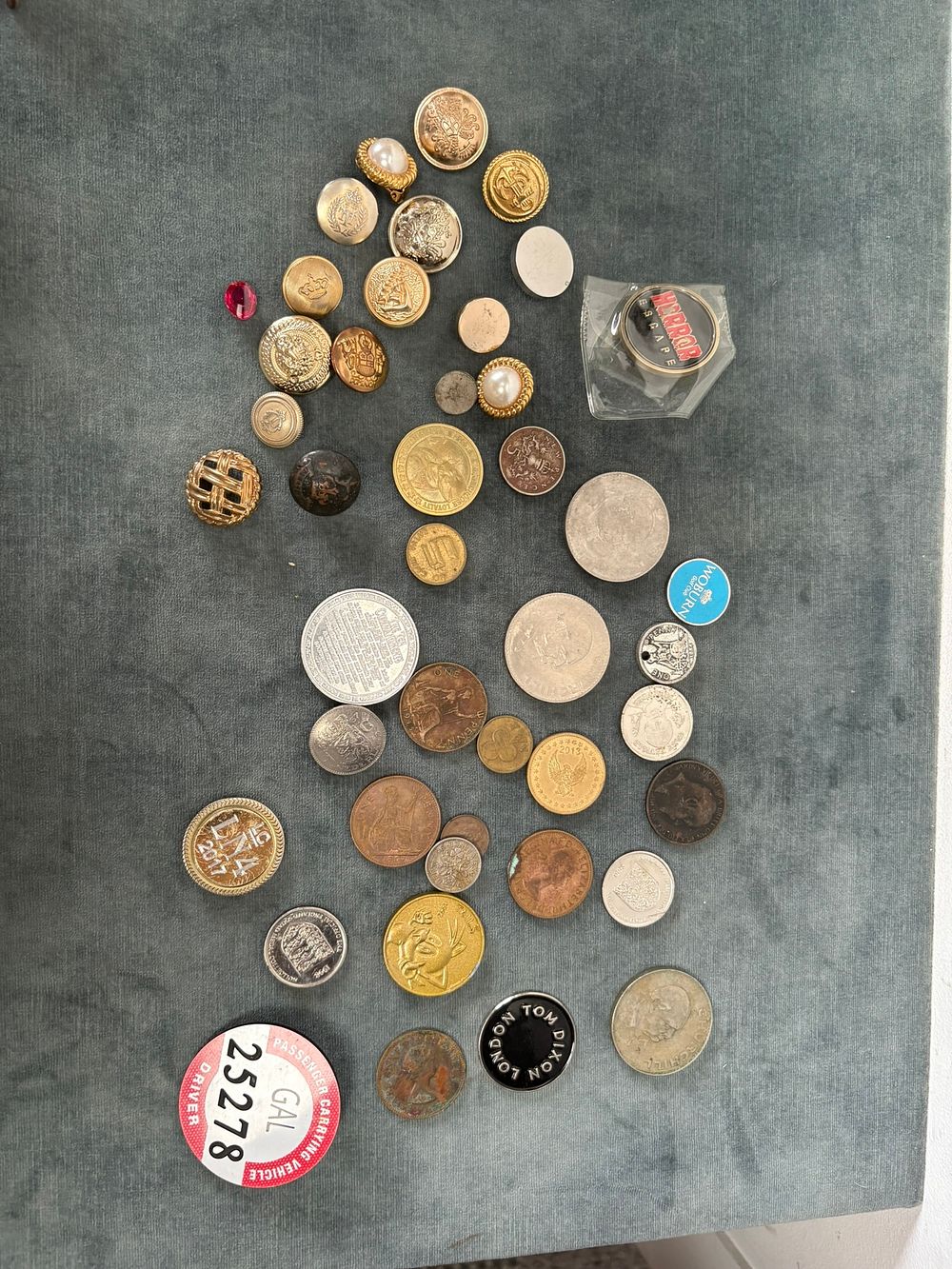 Lot 537: Miscellaneous coins and buttons