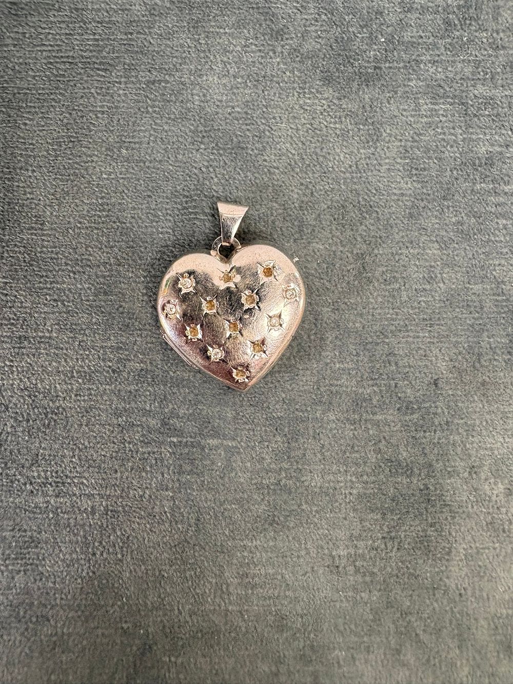 Lot 545: 9ct white gold heart pendant locket (missing stones)