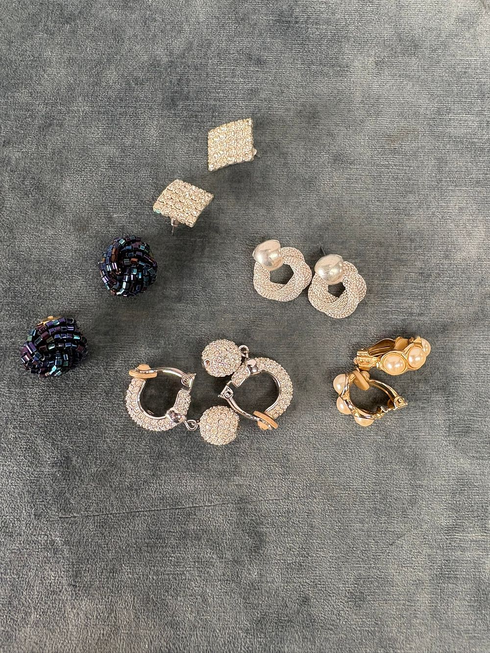 Lot 549: Costume jewellery earrings