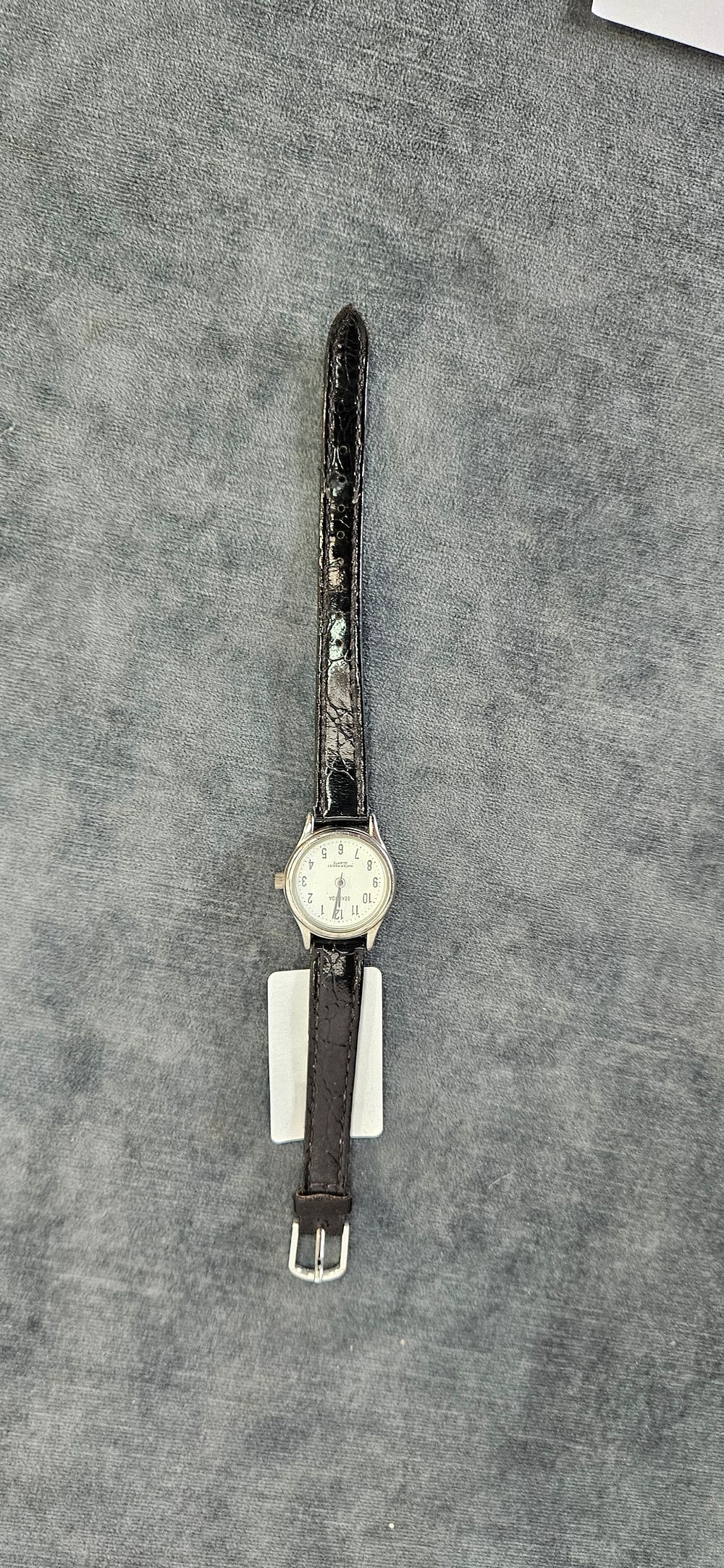 Lot 555: Small ladies Sekonda quartz watch
