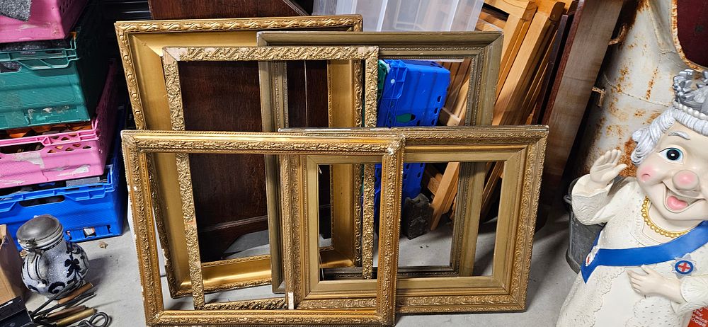 Lot 779: Antique/ Vintage gold picture frames x 5