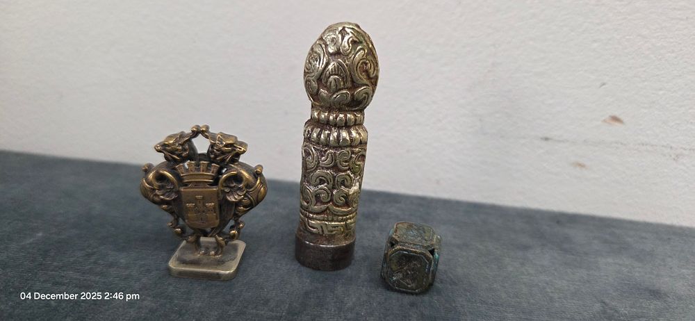 Lot 154: 3 x Seals - one oriental, one dice...