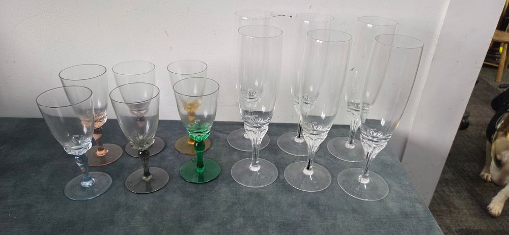 Lot 160: 6 x Champagne flutes and 6 other coloured...