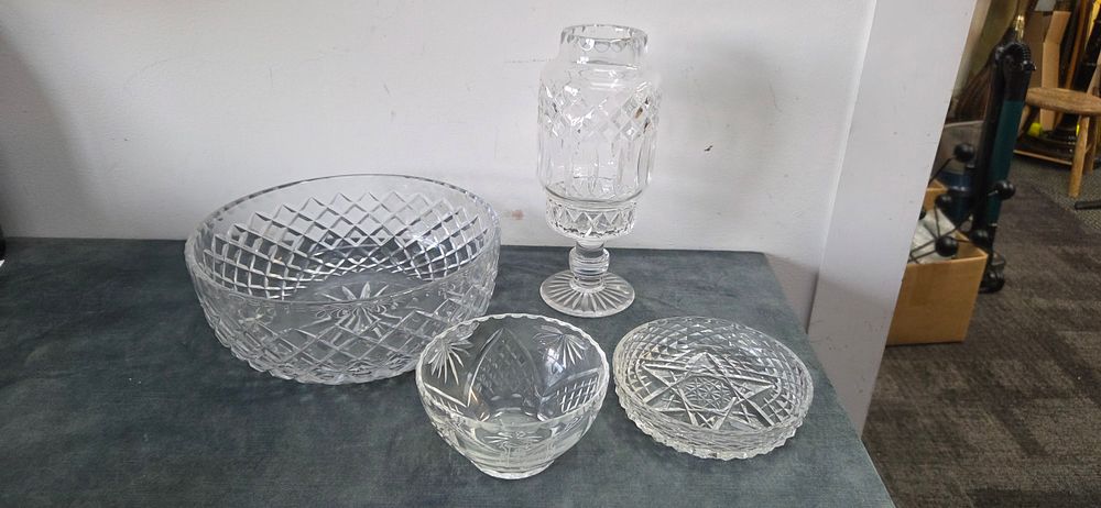 Lot 161: Crystal bowl x 2 and other glass