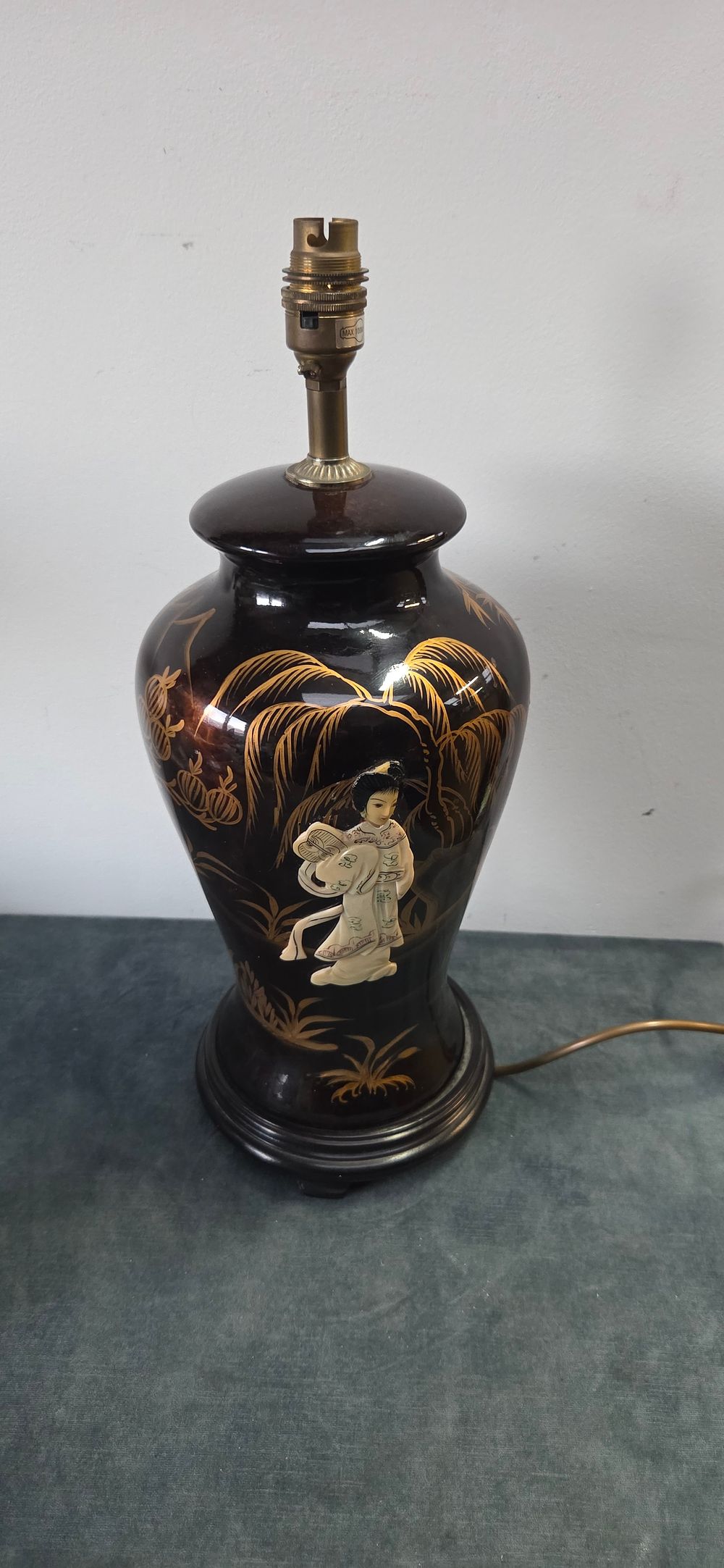 Lot 162: Porcelain oriental table lamp with mother of pearl...