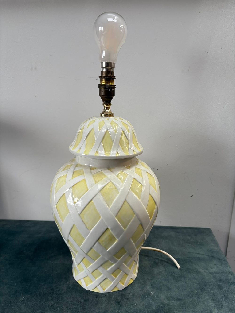Lot 182: Italian yellow and white pottery table lamp