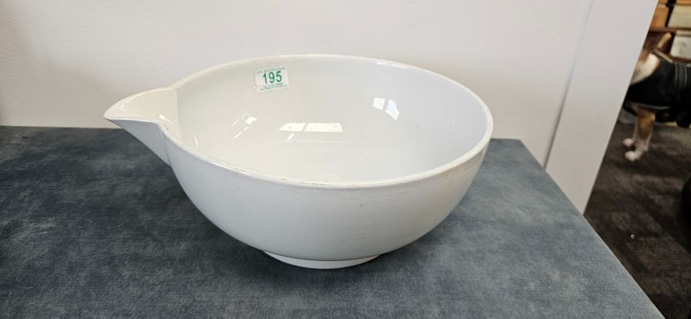 Lot 195: Vintage Shelly white mixing bowl