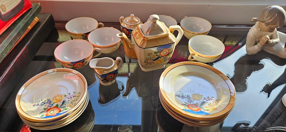Lot 210: Small vintage Japanese lusterware tea set