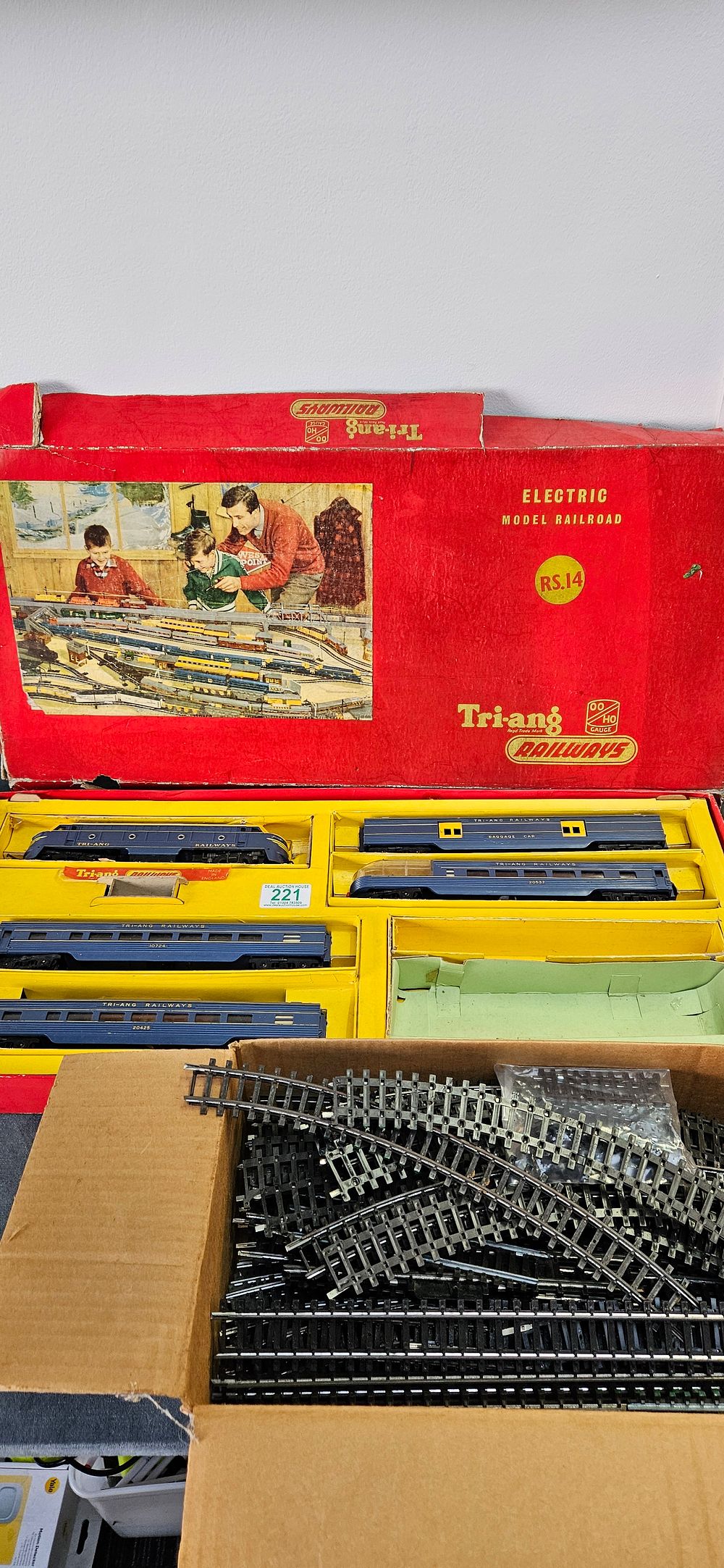 Lot 221: Tri-ang Railways RS.14 Transcontinental train set. OO gauge