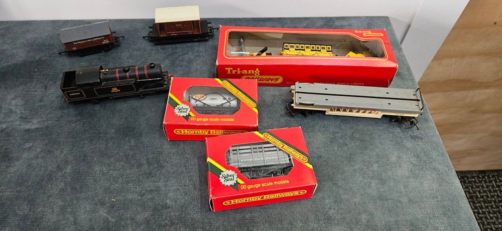 Lot 223: Hornby OO gauge tender, Tri-ang Stephensons Rocket train...
