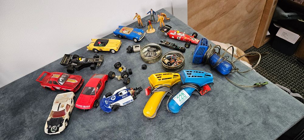 Lot 228: Assorted vintage Scalextric cars ect for repair