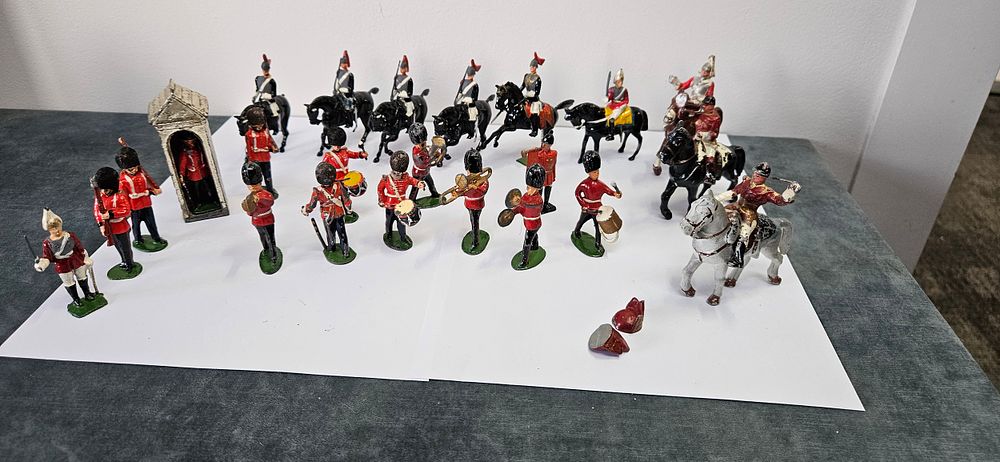 Lot 241: Collection of vintage Britains metal toy soldiers -...