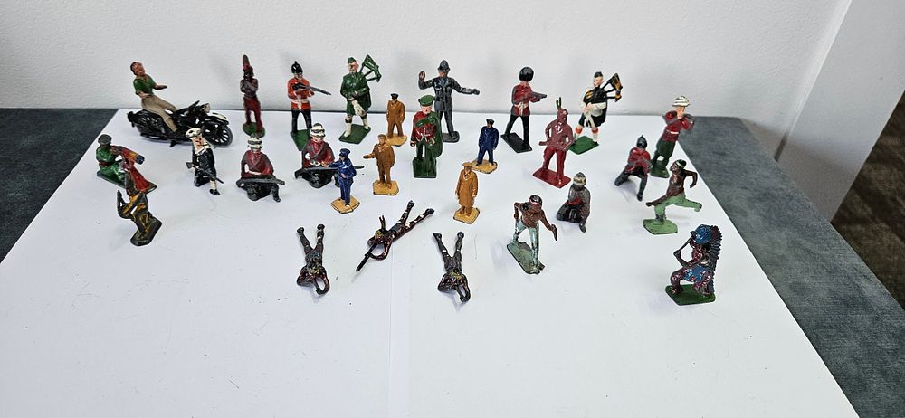Lot 242: Collection of vintage Britains assorted metal toy soldiers