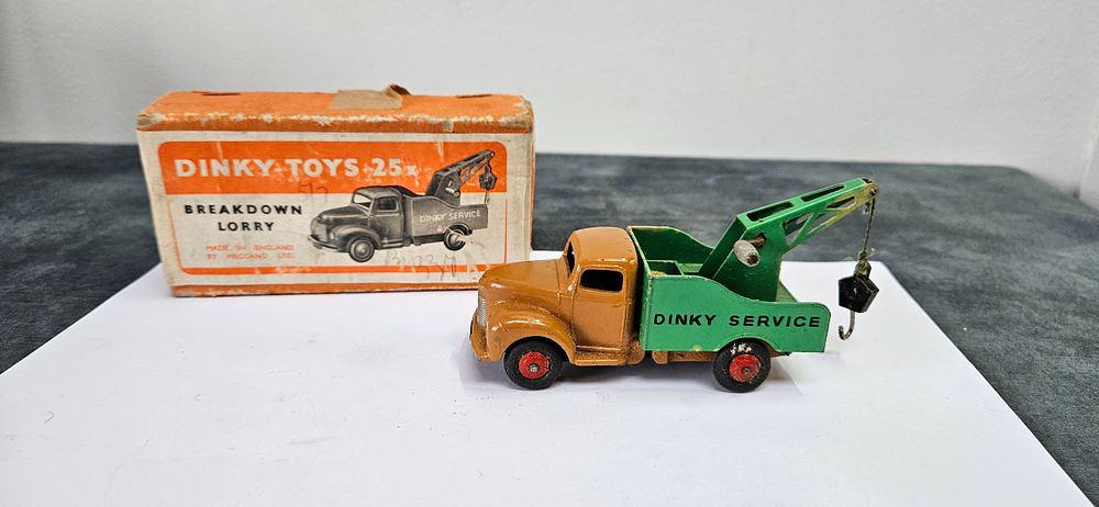 Lot 255: Dinky Toys 25x Breakdown Lorry, die-cast 'Dinky Service'