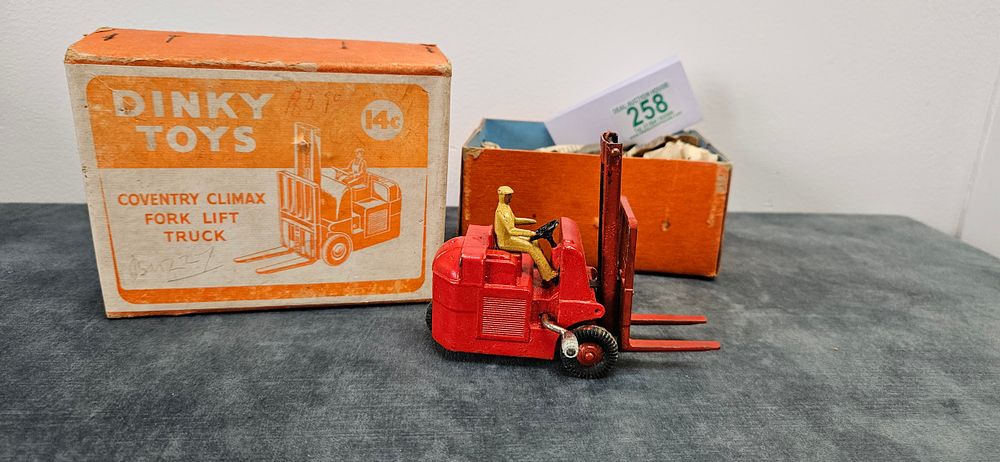 Lot 258: Dinky Toys 14c Coventry Climax Fork Lift Truck,...