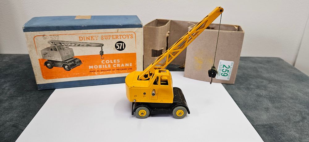 Lot 259: Dinky Supertoys 571 Coles Mobile Crane die-cast model