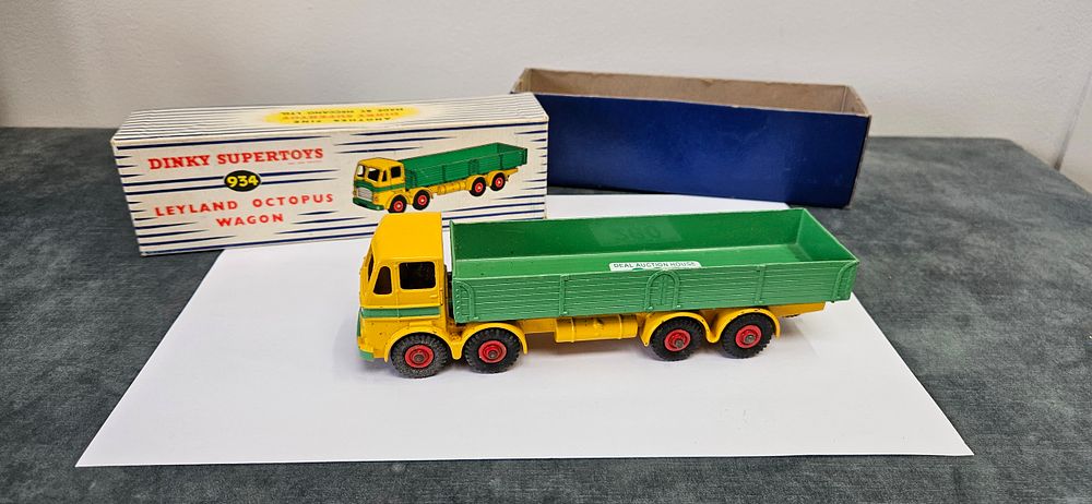 Lot 260: Dinky Supertoys 934 Leyland Octopus Wagon die-cast