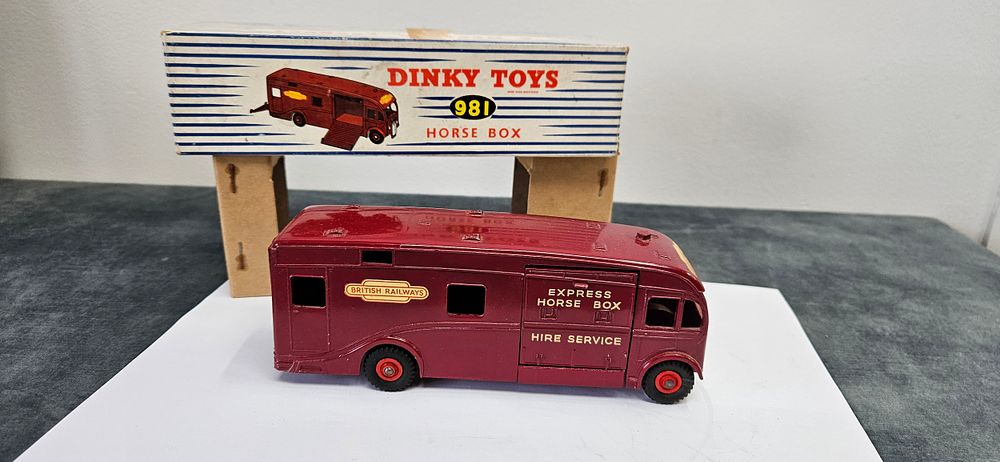 Lot 262: Dinky Toys No. 981 British Railways Express Horse...