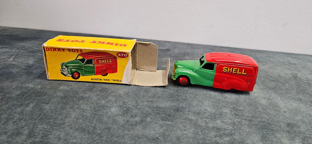 Lot 274: Dinky Toys No. 470 Austin A40 van "Shell"