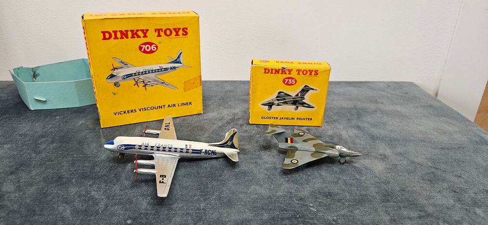 Lot 282: Dinky Toys 706 Vickers Viscount Air Liner in...
