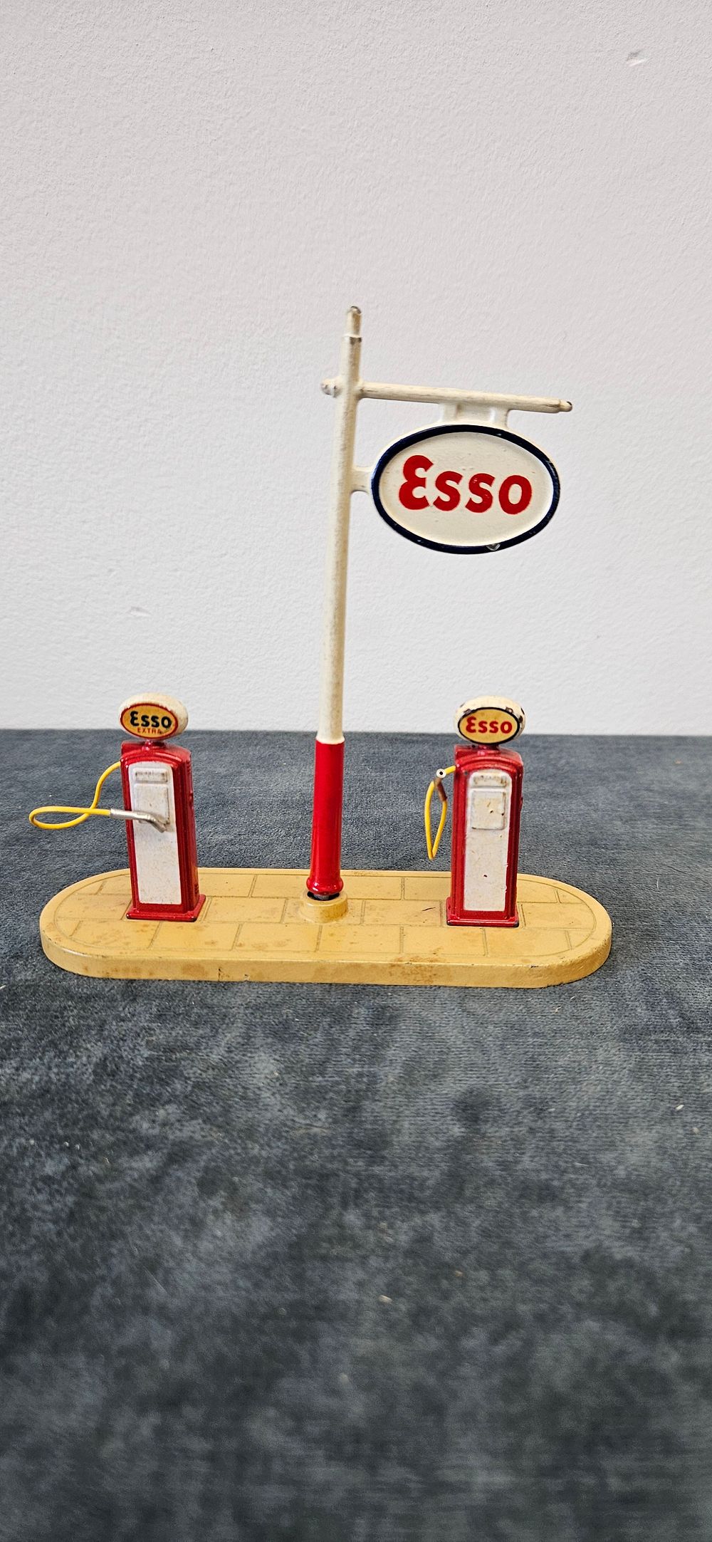Lot 284: Dinky Toys No. 781 Esso Petrol Pump Station...