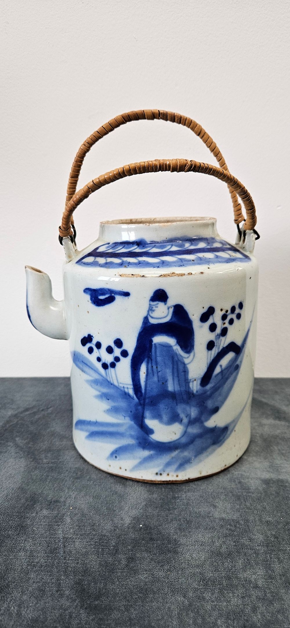 Lot 401: Antique Chinese Export porcelain blue and white teapot...