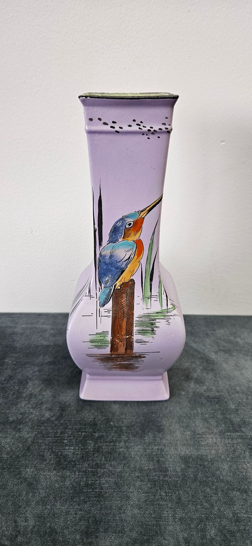 Lot 424: Art Deco Shelley 'Kingfisher' vase, featuring hand-painted kingfisher...
