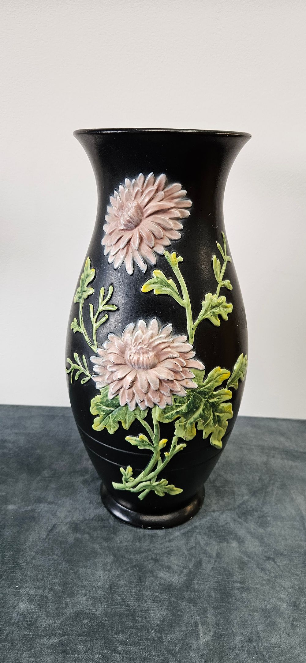 Lot 445: Large black Brentleigh Ware vase decorated with flowers