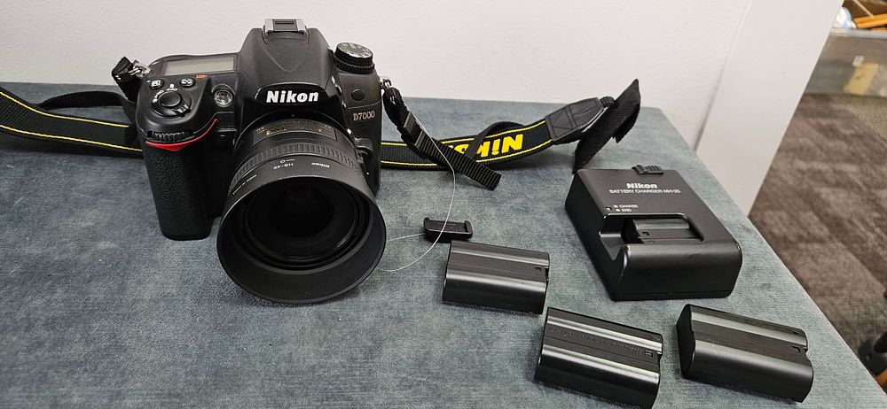 Lot 455: Nikon D7000 digital camera with Nikon DX AF-S...