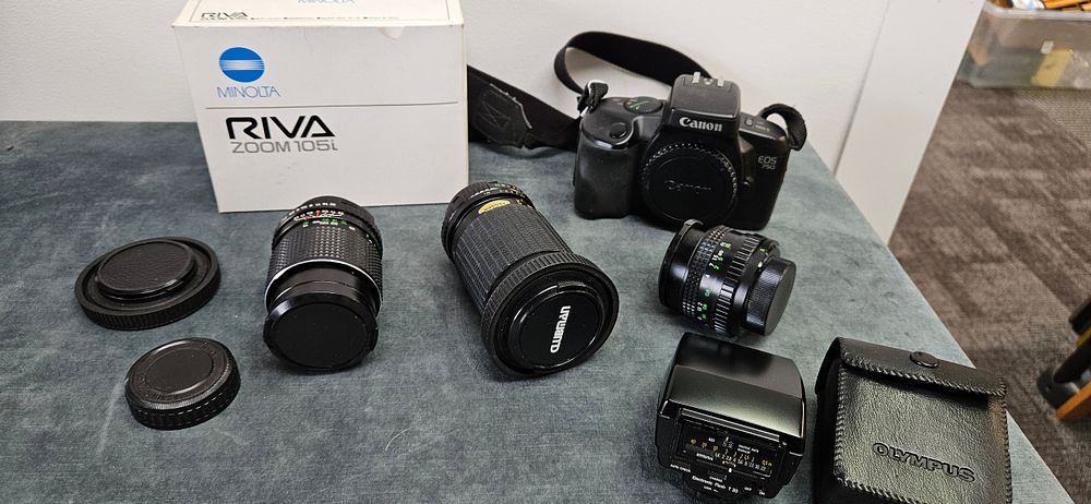 Lot 463: Assorted camera equipment including Canon EOS 750, Minolta...