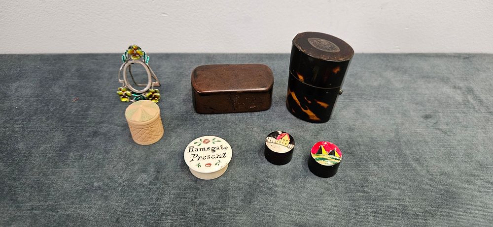 Lot 468: Snuff box, Ramsgate present pill pot, faux tortoise...