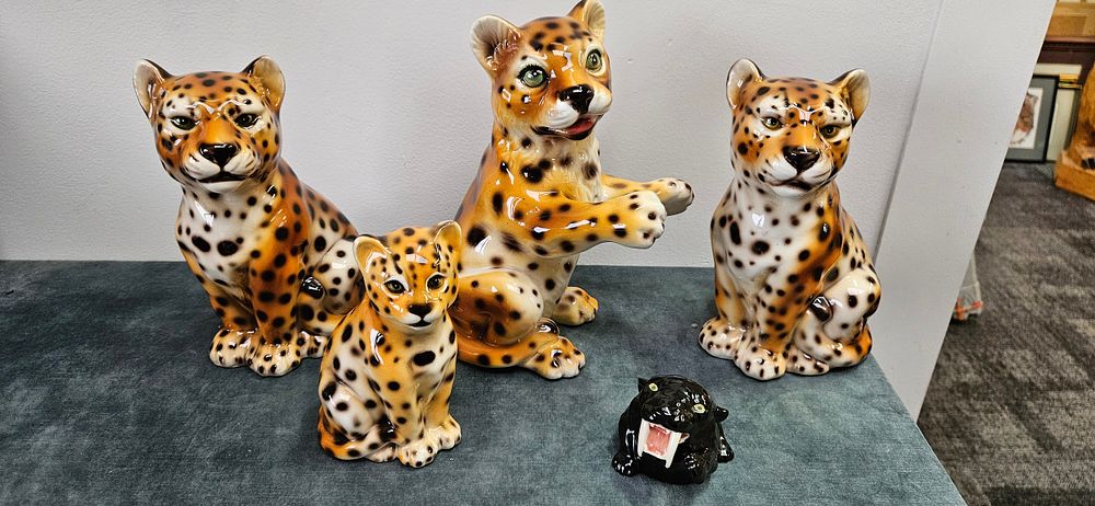 Lot 493: 4 x Italian ceramic leopard figurines and Kevin...