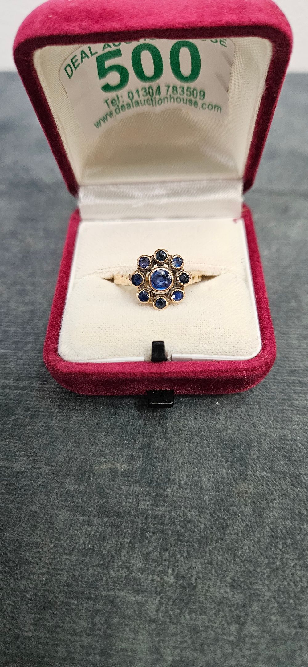 Lot 500: 9ct Yellow gold sapphire daisy ring 4.12g