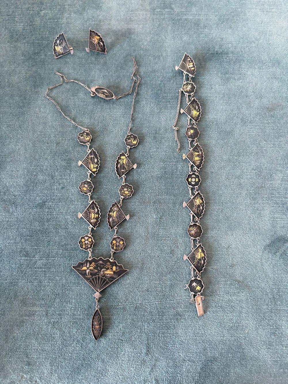 Lot 501: Oriental style silver necklace, bracelet and earrings