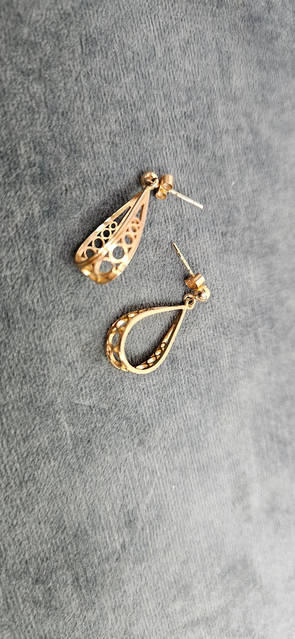 Lot 505: 9ct Yellow gold drop earrings 2.64g