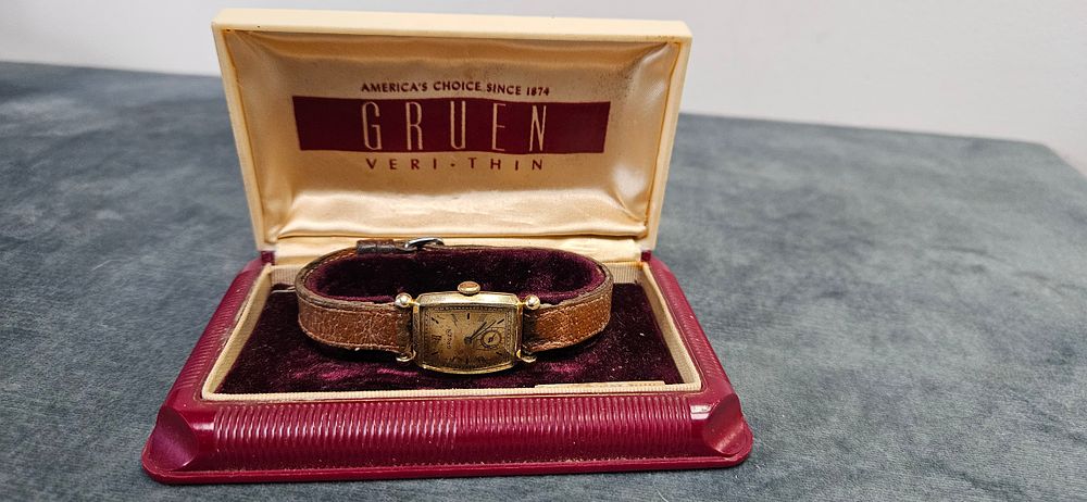 Lot 509: 14ct Yellow gold Gruen wrist watch for repair...