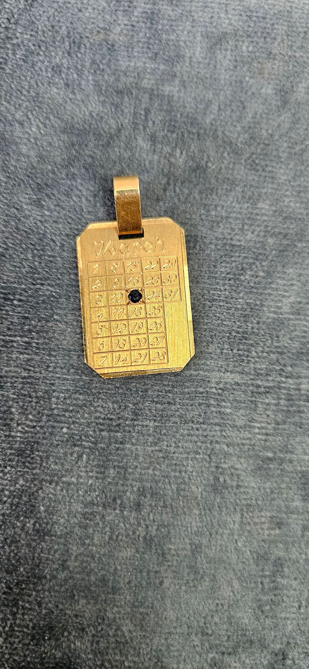 Lot 511: 18ct Yellow gold March 17th necklace pendant 4.56g