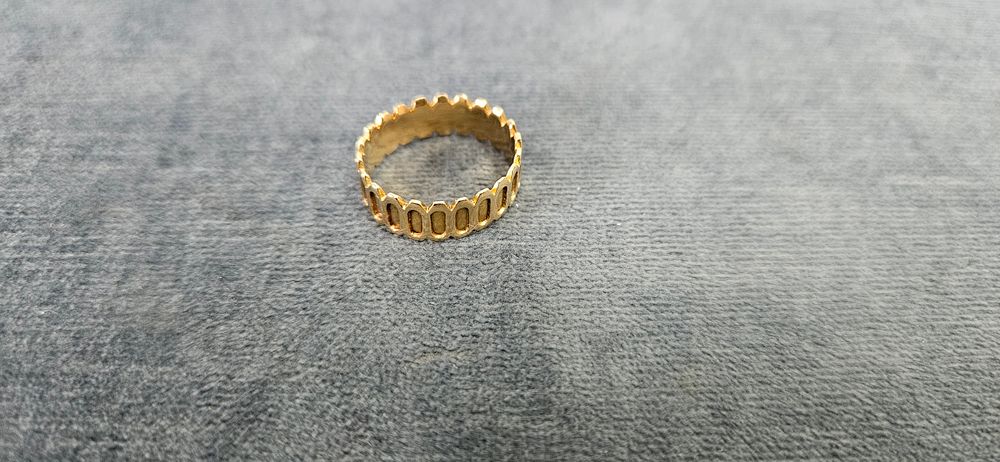 Lot 512: Unmarked yellow gold ring 3.69g