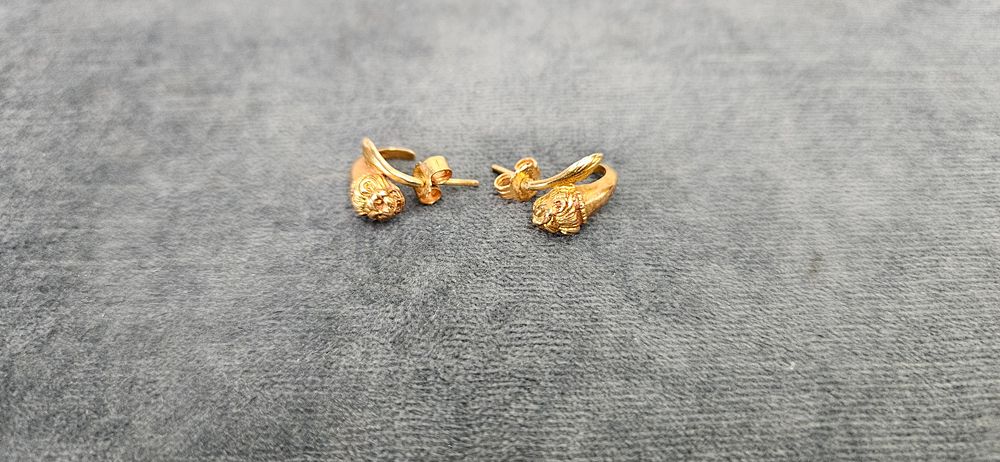 Lot 514: 14ct Yellow gold earrings with lions heads 3.03g