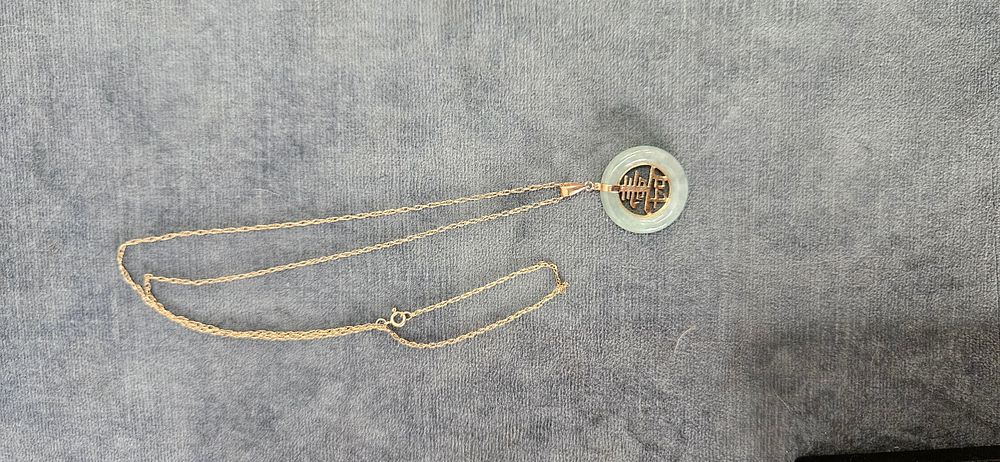 Lot 516: 9ct Yellow gold jade necklace and pendant